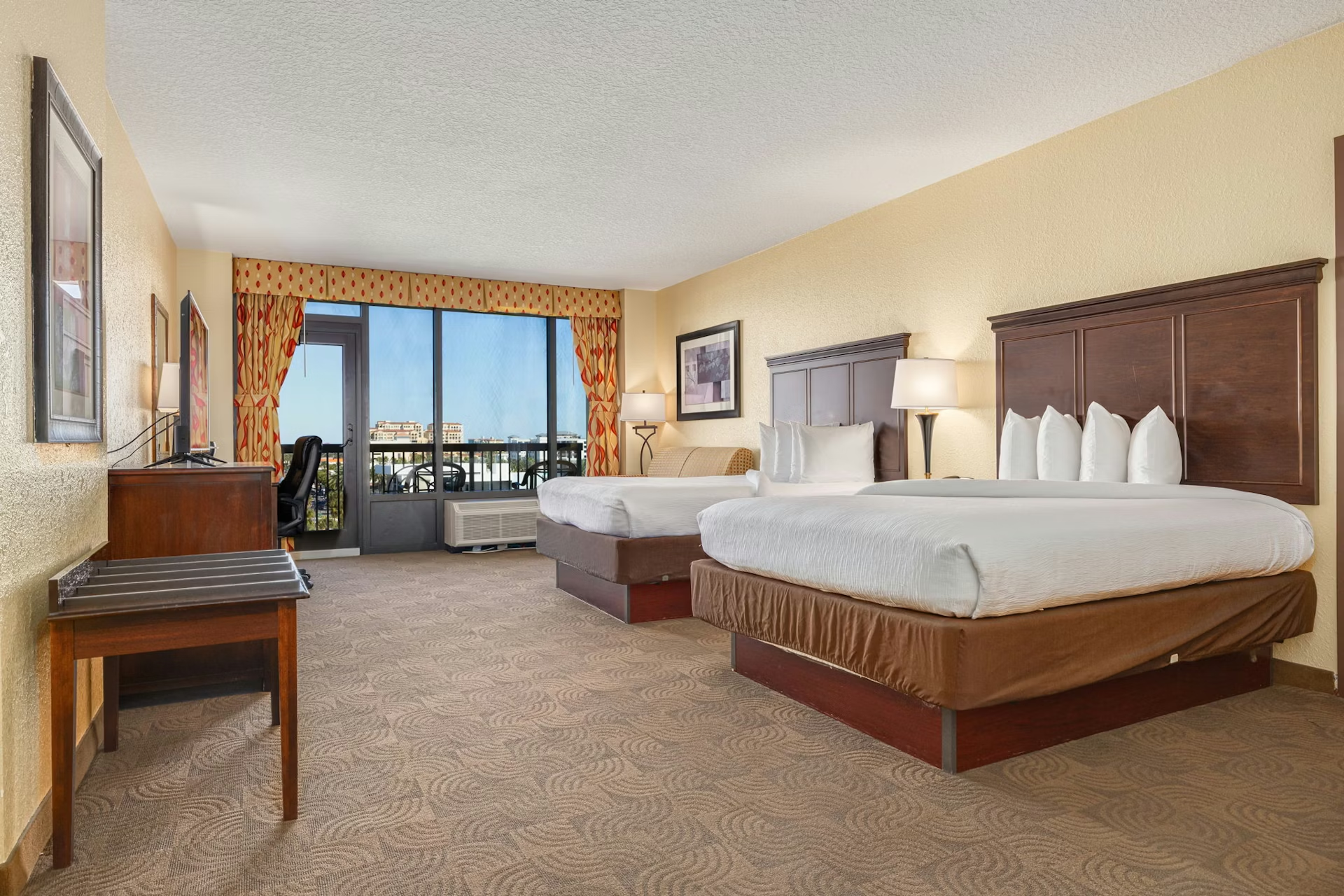 2 Queen Beds, Water View