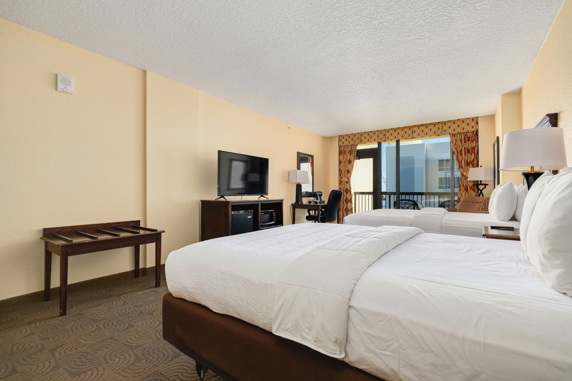 2 Queen Feature Room with North Beach/Marina View